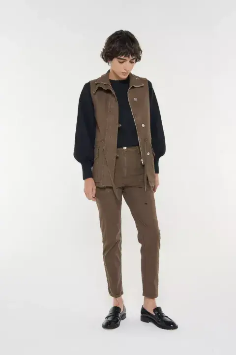 El chaleco tipo cargo está en tendencia y queda bien con todo. Este diseño es de corte oversize y con maxibolsillos. @carmelaachavaloficial