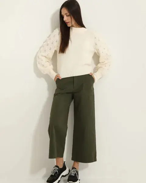 La colección 2024 de Isadora tiene varias poleras muy hermosas, est abalnca de mangas con textura es una de nuestras favoritas.
