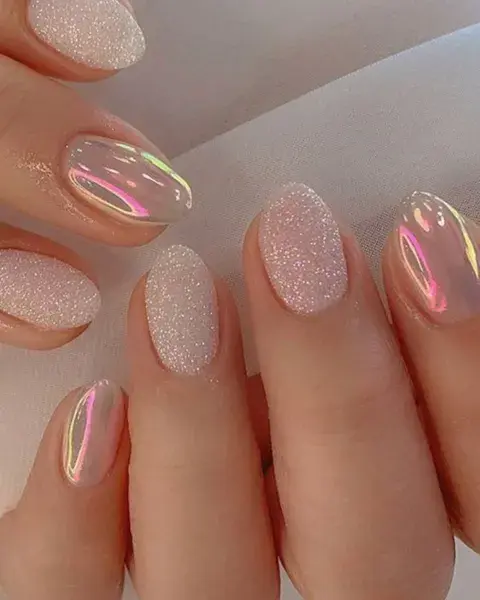 Jugando con lo brillante y lo mate, sumás un esmalte mate con glitter. Jugando con lo brillante y lo mate, sumás un esmalte mate con glitter.