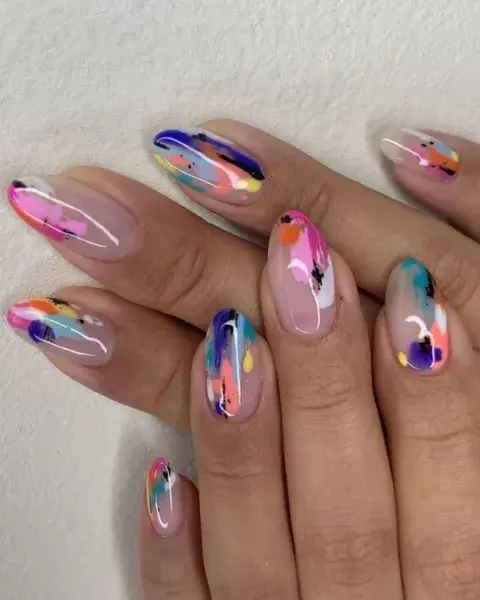 Sobre una base transparente y en plan medio artish, combinás colores y haces manchitas. Sobre una base transparente y en plan medio artish, combinás colores y haces manchitas.