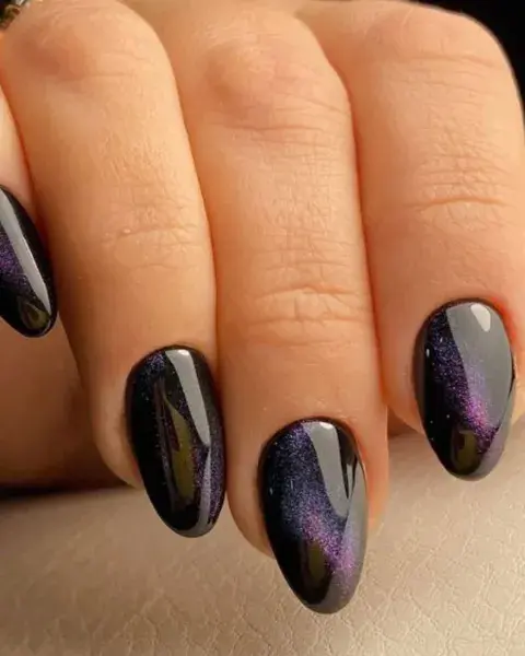 Sobre un negro oscuro, creas con dos tonos de violetas un estilo de galaxia. Sobre un negro oscuro, creas con dos tonos de violetas un estilo de galaxia.