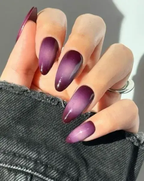 Llamadas aura nails, el diseño difuminado es tendencia esta temporada. Llamadas aura nails, el diseño difuminado es tendencia esta temporada.