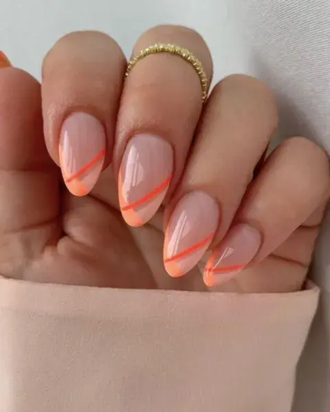 Sobre un base nude, haces una francesita lineal en tres tonos de naranja. Sobre un base nude, haces una francesita lineal en tres tonos de naranja.