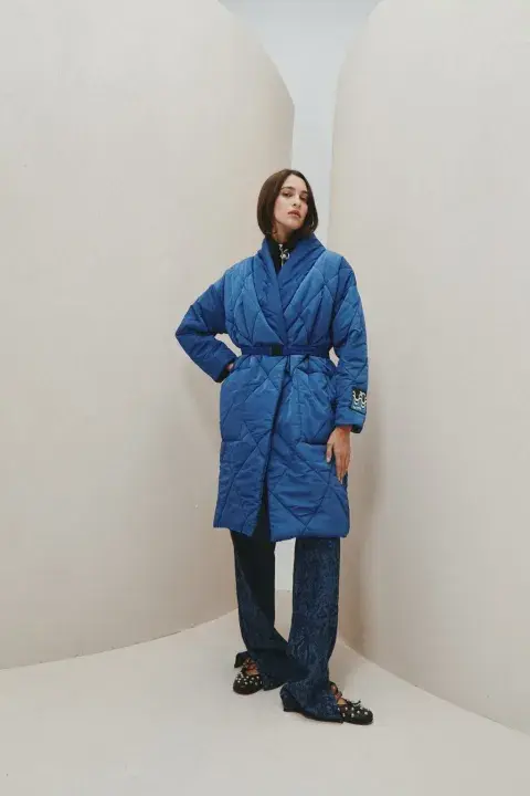 Modelo con campera matelaseada