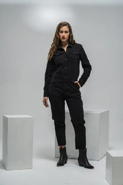 Monoprenda en denim negro, de @ipadenim Monoprenda en denim negro, de @ipadenim
