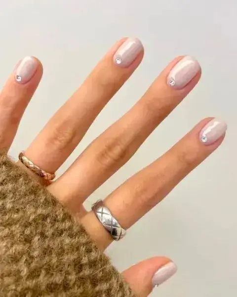 Con un milky casi perlado, le sumás un strass brillante. Con un milky casi perlado, le sumás un strass brillante.