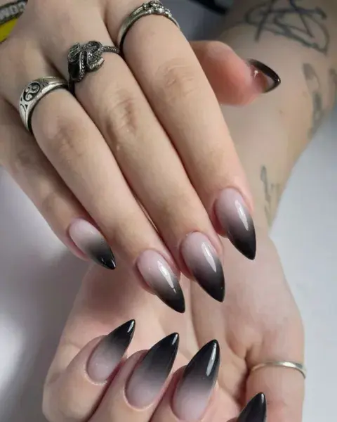 También en una stiletto y en un degradé, vas de claro a oscuro desde la raíz de la uña a la punta. También en una stiletto y en un degradé, vas de claro a oscuro desde la raíz de la uña a la punta.