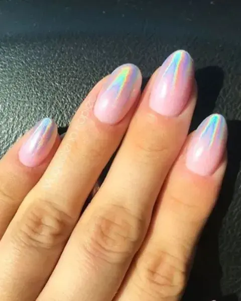 Sobre una base rosa nude, jugas con el esmalte tornasolado en modo francesita.