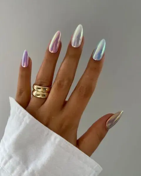 Jugar con colores diferentes en cada una de las uñas es una re opción si querés algo fácil y canchero. Jugar con colores diferentes en cada una de las uñas es una re opción si querés algo fácil y canchero.