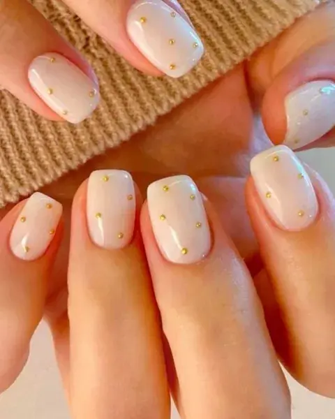Con una base milky, le sumás puntitos dorados. Con una base milky, le sumás puntitos dorados.