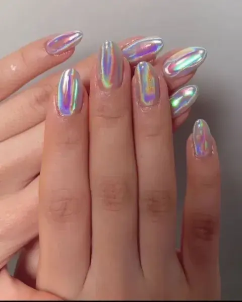 Mientras que las tendencia de uñas plateadas sigue creciendo, este tono tornasolado queda súper. 