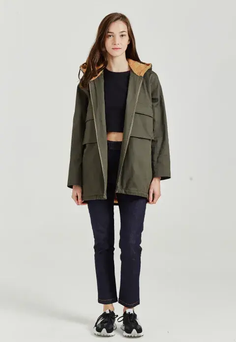 Modelo con campera tipo parka.