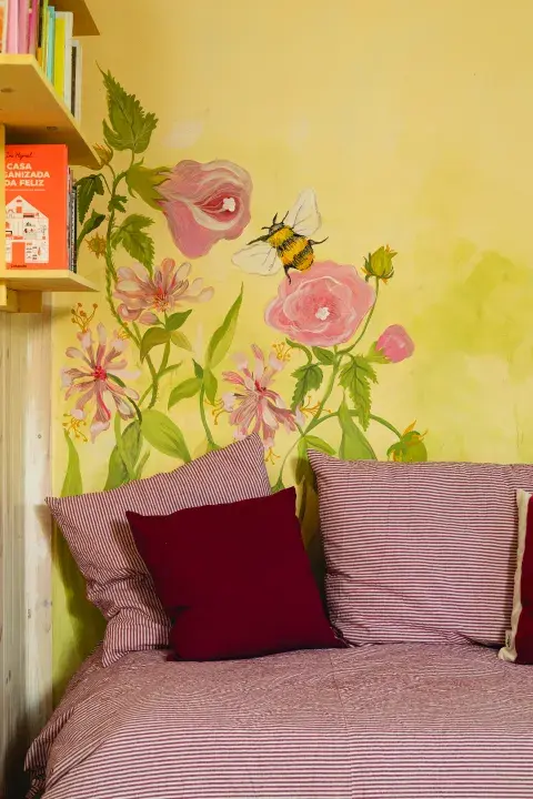 MURAL CON HISTORIA. A Mica Mendelevich se le ocurrió dibujar una abeja, y resultó muy simbólico porque mi abuelo era apicultor, así que es un guiño personal amoroso.