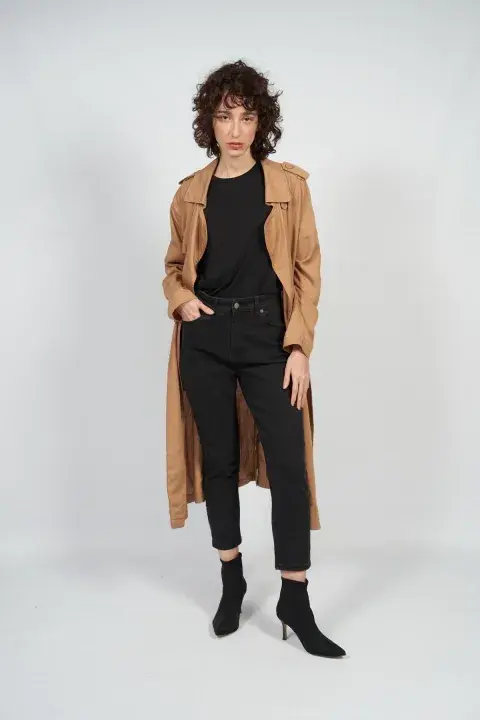 El trench coat más clásico es en color arena o también en camel, como este diseño de @aloudoficial El trench coat más clásico es en color arena o también en camel, como este diseño de @aloudoficial