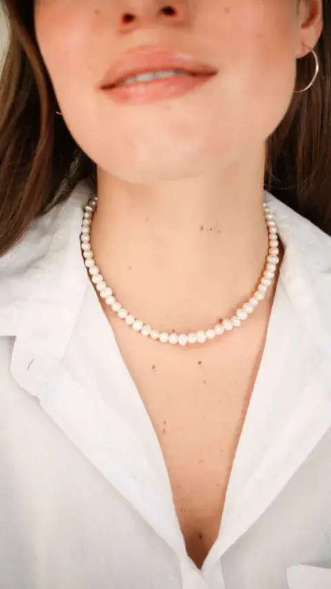 Este diseño de Amor Amarillo está hecho con perlas de río. @amoramarilloaccesorios Este diseño de Amor Amarillo está hecho con perlas de río. @amoramarilloaccesorios