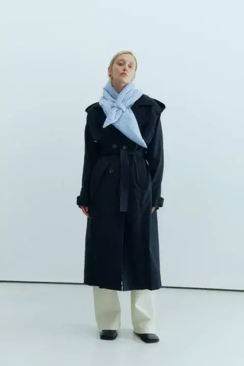 En negro, de largo midi y confeccionado en gabardina. @ampivera En negro, de largo midi y confeccionado en gabardina. @ampivera