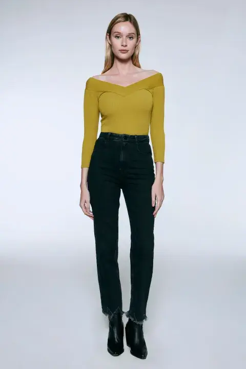 Un diseño en color mostaza, con escote en V y mangas 3/4. Lo conseguís en @markovaoficial