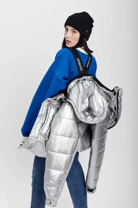 Modelo con campera puffer.