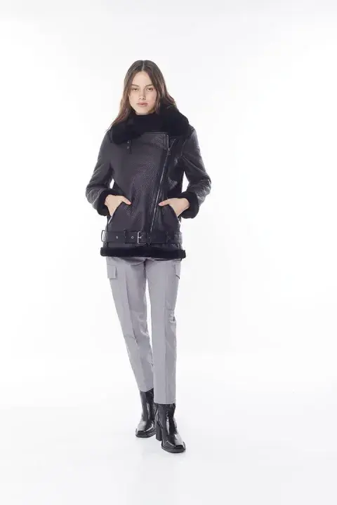 Modelo con campera tipo gamulán.