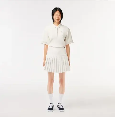 Falda blanca tableada, de Lacoste, la marca emblema del teniscore. @lacoste Falda blanca tableada, de Lacoste, la marca emblema del teniscore. @lacoste