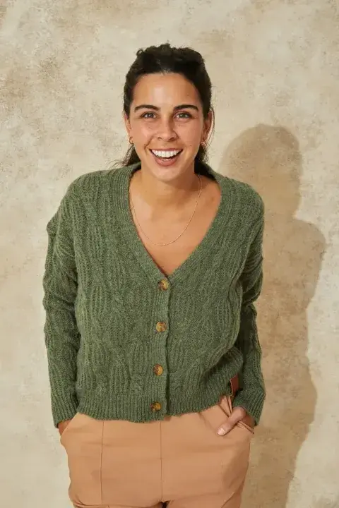 Los cardigans son uno de los sweaters en tendencia esta temporada. Este diseño en verde oliva es de @santantoni.clothes Los cardigans son uno de los sweaters en tendencia esta temporada. Este diseño en verde oliva es de @santantoni.clothes