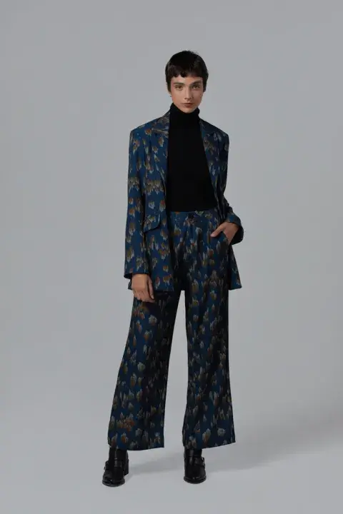 Otra opción de traje estampado, pero con blazer de corte oversize y pantalón wide leg. @cibelesonline Otra opción de traje estampado, pero con blazer de corte oversize y pantalón wide leg. @cibelesonline
