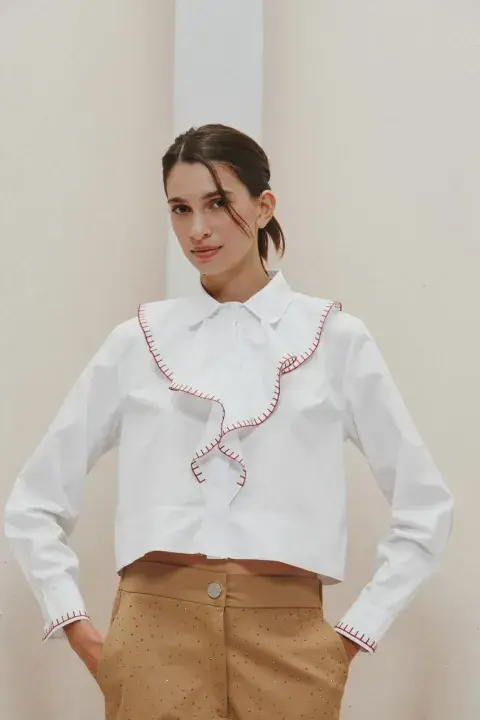 En color blanco, con cuello con volados y detalles a contratono. @justapetra En color blanco, con cuello con volados y detalles a contratono. @justapetra