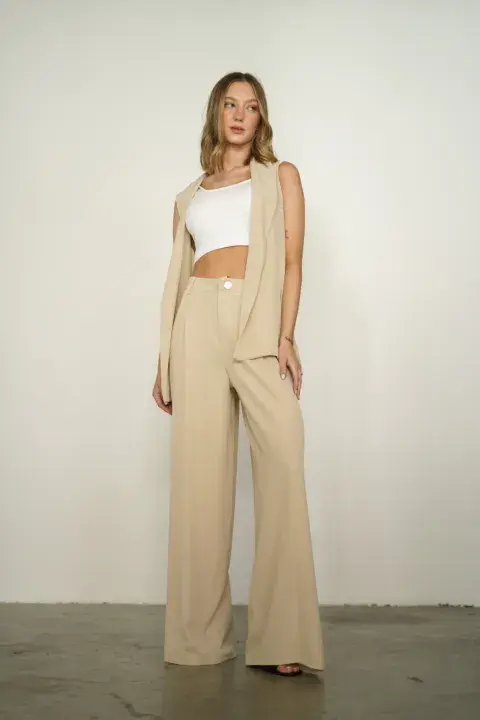 Otra forma de reversionar el traje es usarlo con chaleco en lugar de blazer. Este modelo es de @ylovers Otra forma de reversionar el traje es usarlo con chaleco en lugar de blazer. Este modelo es de @ylovers