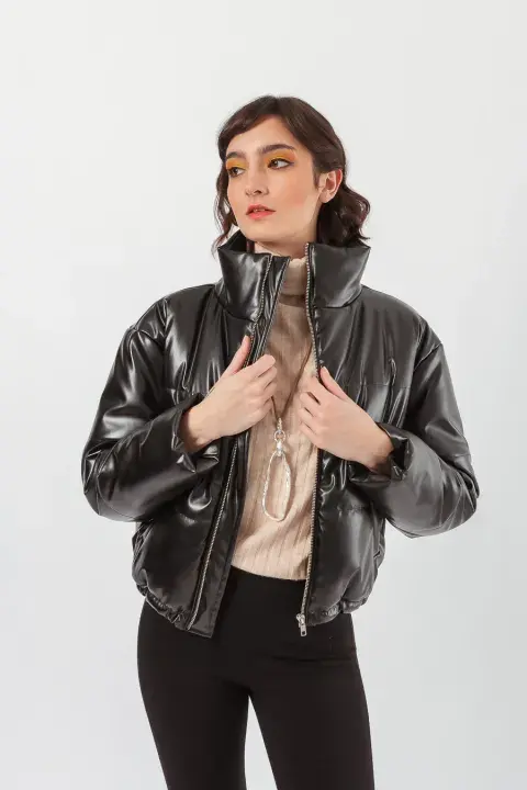 Este diseño de Agustina Domínguez en textura engomada es una buena reversión de la clásica puffer negra. @agustina_dominguezmoda Este diseño de Agustina Domínguez en textura engomada es una buena reversión de la clásica puffer negra. @agustina_dominguezmoda