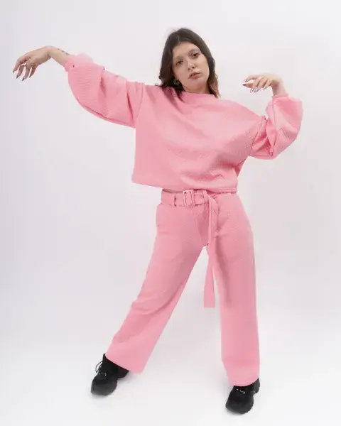 En tela matelasse y con cinturón incluido. Perfecto para las fans del rosa a lo Barbie core. Lo conseguís en @bicha.com.ar En tela matelasse y con cinturón incluido. Perfecto para las fans del rosa a lo Barbie core. Lo conseguís en @bicha.com.ar