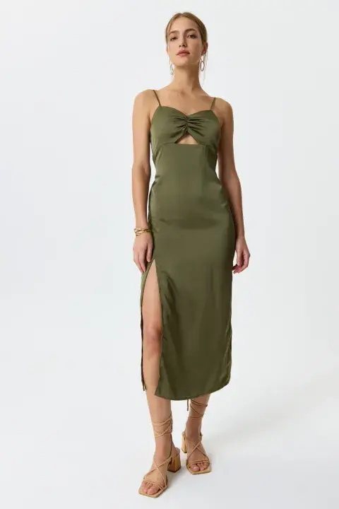 Vestido midi de satén. Perfecto para una fiesta o salida nocturna. @florianbsas Vestido midi de satén. Perfecto para una fiesta o salida nocturna. @florianbsas