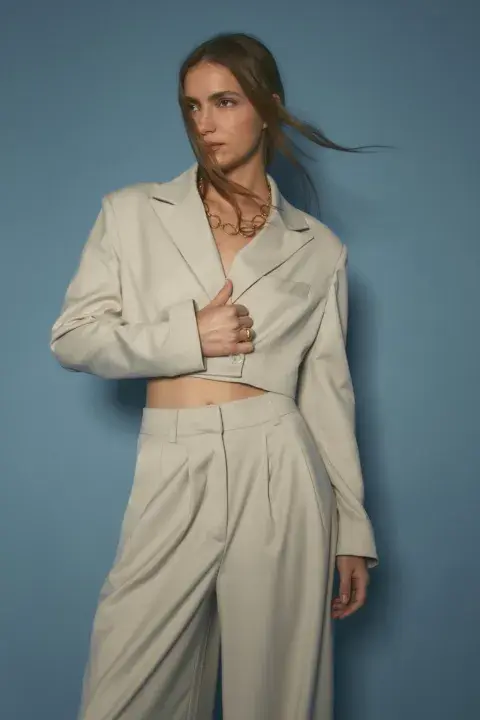 Si te gustan los blazers con hombreras pero no querés algo tan clásico, ¡este modelo de Florian es para vos! En formato crop, bien canchero. @florianbsas Si te gustan los blazers con hombreras pero no querés algo tan clásico, ¡este modelo de Florian es para vos! En formato crop, bien canchero. @florianbsas