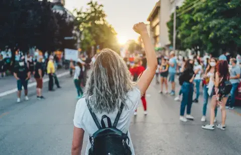 Las luchas feministas revivieron el concepto de sororidad. Las luchas feministas revivieron el concepto de sororidad.