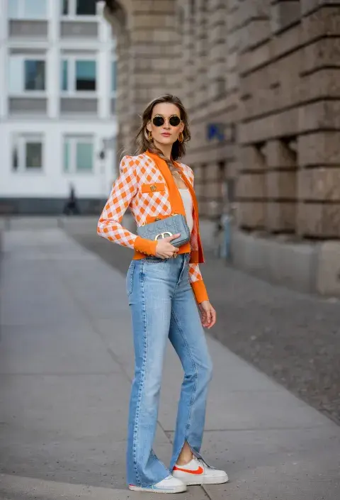Chaqueta corta, jean y zapatillas. Chaqueta corta, jean y zapatillas.