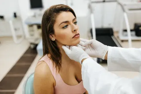 En la actualidad aproximadamente unas 300 millones de personas en el mundo y 2 millones en la Argentina padecen enfermedades tiroideas. En la actualidad aproximadamente unas 300 millones de personas en el mundo y 2 millones en la Argentina padecen enfermedades tiroideas.