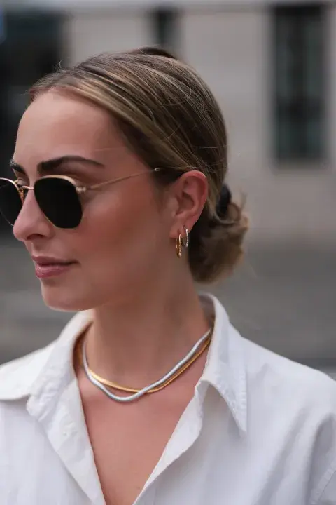 Mix de aros y cadenas finas en plata y oro. Mix de aros y cadenas finas en plata y oro.