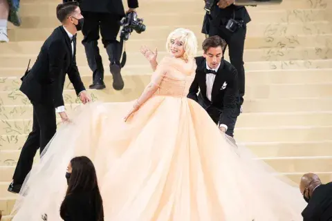 Billie Eilish eligió vestido de inspiración Old Hollywood de Oscar de la Renta, Billie Eilish eligió vestido de inspiración Old Hollywood de Oscar de la Renta,