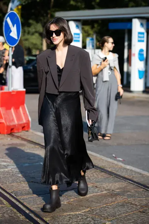 Chaqueta corta con vestido largo y botitas. Chaqueta corta con vestido largo y botitas.