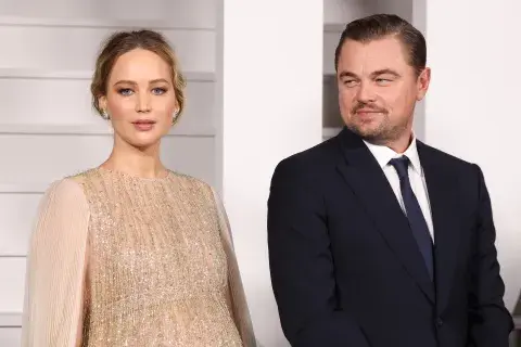 Jennifer Lawrence y Leonardo DiCaprio en la premiere de Don't Look Up. Jennifer Lawrence y Leonardo DiCaprio en la premiere de Don't Look Up.