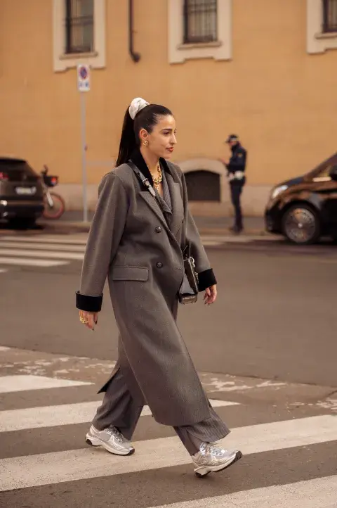 Look sastrero con zapas plateadas, sí al mix de estilos. 