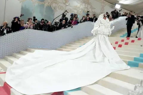 Rihanna lució un diseño impactante en la gala del 2023 Rihanna lució un diseño impactante en la gala del 2023