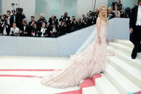 Nicole Kidman con el icónico vestido Chanel que usó para el anuncio del perfume Chanel N°5 en 2004 Nicole Kidman con el icónico vestido Chanel que usó para el anuncio del perfume Chanel N°5 en 2004