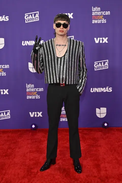 Peso Pluma en la alfombra roja de los Premios Latin American Music Awards 2024. Peso Pluma en la alfombra roja de los Premios Latin American Music Awards 2024.