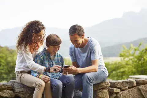 El acompañamiento de las familias es fundamental en el uso de los celulares El acompañamiento de las familias es fundamental en el uso de los celulares