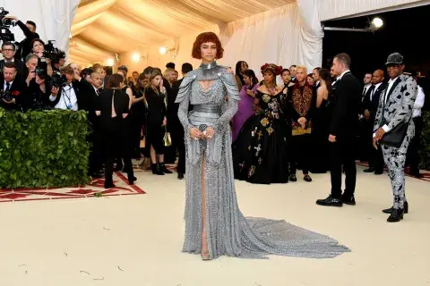Zendaya, transformándose en una armadura moderna con su vestido de Versace Zendaya, transformándose en una armadura moderna con su vestido de Versace