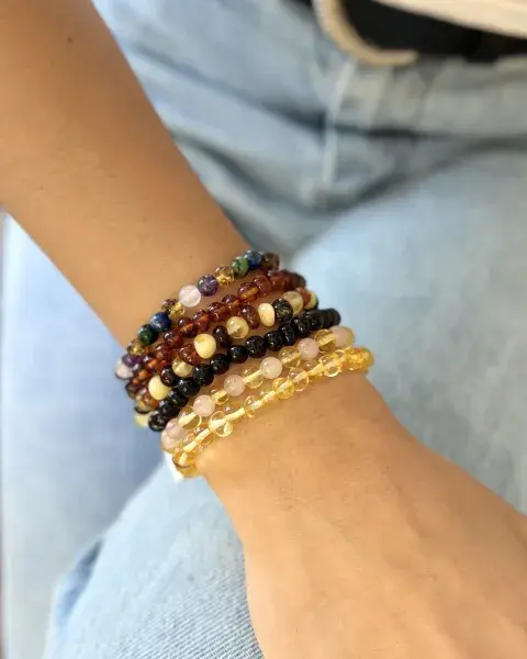 El ámbar puede usarse en collares o pulseras. ¡Quedan muy onderos!