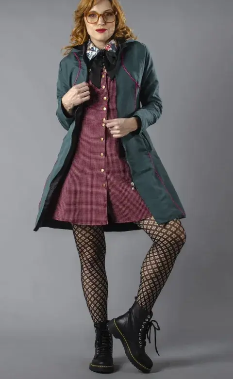 En verde inglés y con capucha, para looks más informales. @somostiendafuego En verde inglés y con capucha, para looks más informales. @somostiendafuego