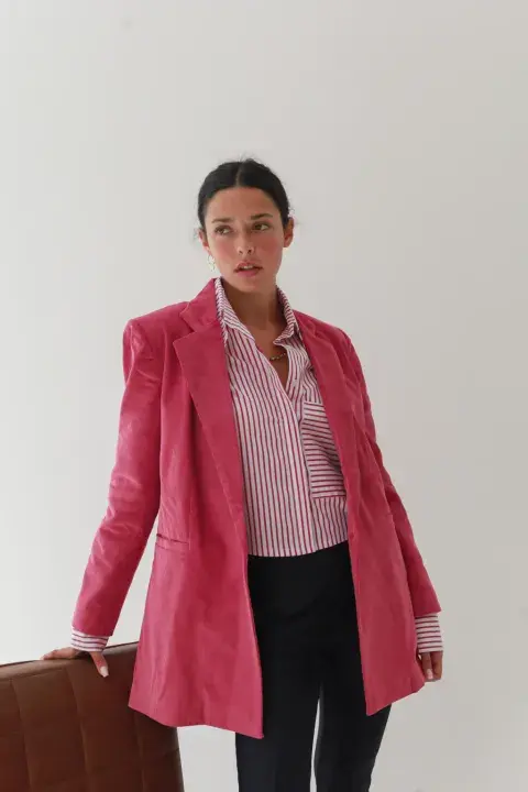 Este diseño de Bela es de corderoy fucsia, para seguir a full con la estética Barbiecore. @bela.bsas