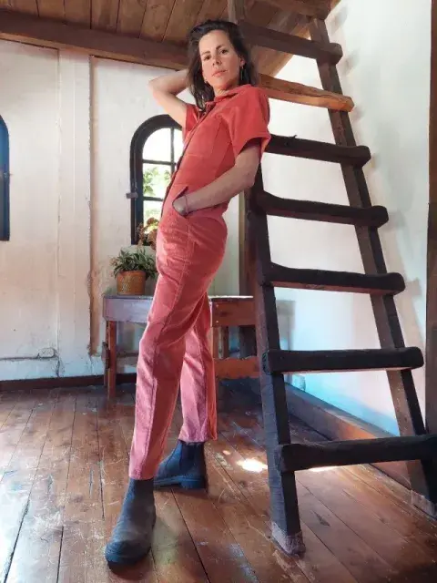Este modelo de Purana Textiles es de Corderoy orgánico con dos bolsillos delanteros y otros dos en la cadera y con cierre frontal. @purana.textiles Este modelo de Purana Textiles es de Corderoy orgánico con dos bolsillos delanteros y otros dos en la cadera y con cierre frontal. @purana.textiles