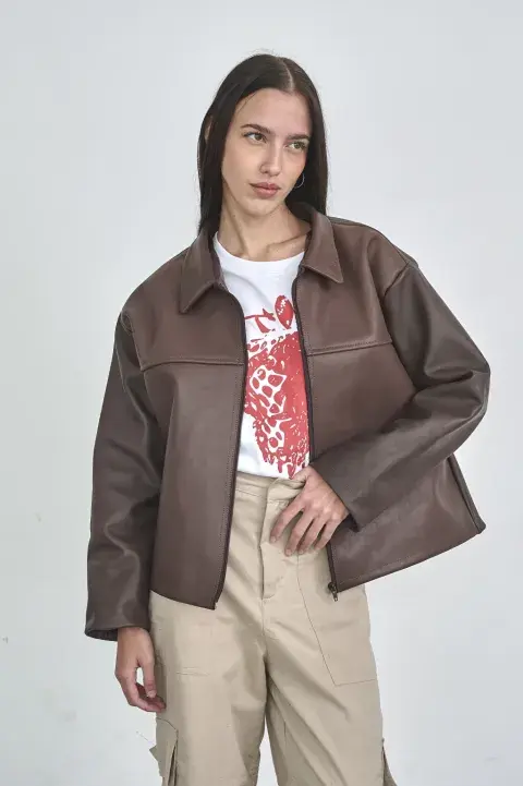 Campera confeccionada artesanalmente en cuero vacuno. Calce oversize y de silueta cuadrada, con cuello tipo camisero. @jotabeofficial Campera confeccionada artesanalmente en cuero vacuno. Calce oversize y de silueta cuadrada, con cuello tipo camisero. @jotabeofficial